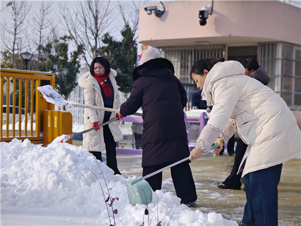 扫雪除冰 暖心护行——盱眙县盱城街道中心幼儿园开展扫雪除冰保障师幼安全