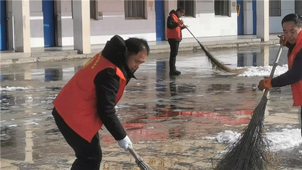 风雪映丹心   携手护学途——盱眙县河桥中心小学开展扫雪除冰暖心主题党