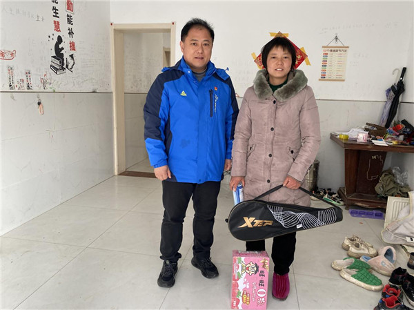 盱眙县河桥小学党总支开展“温情冬日、爱伴童心”主题党日活动