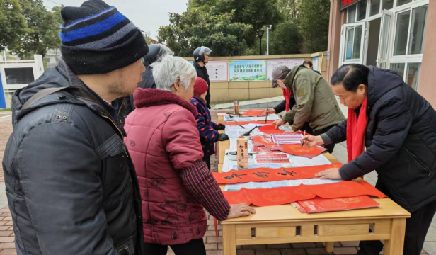 仪征市新集镇新集村：书春联贺马岁 迎新春树新风