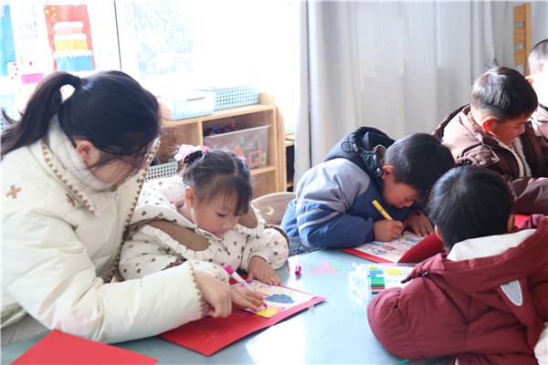 新年福送到 温暖不缺席——盱眙县盱城街道中心幼儿园开展困境儿童关爱活动