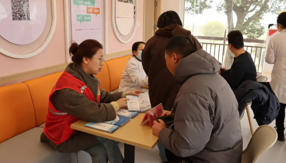 仪征交通：学雷锋践初心 暖途关爱货车行