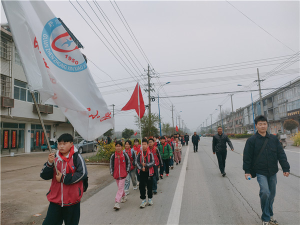 徒步十里祭英烈 童心缅思承薪火——盱眙县管镇中心小学开展清明祭扫宗岗烈