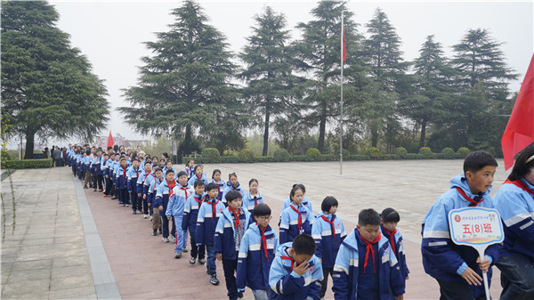 清明追思祭英烈 青山丰碑励少年——盱眙县五墩实验小学开展清明祭扫烈士墓活动