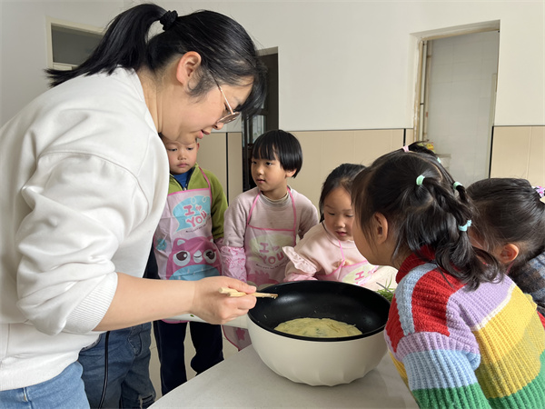 ​舌尖上的童趣——盱眙开发区中心幼儿园香葱饼食育活动