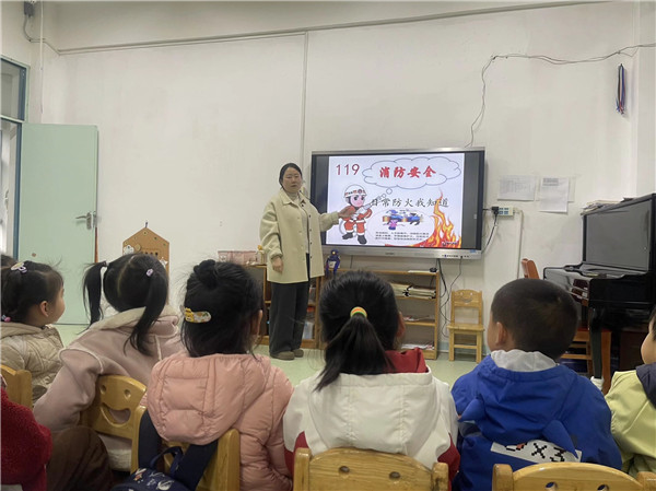 教师组织幼儿开展消防安全教育(1).jpg