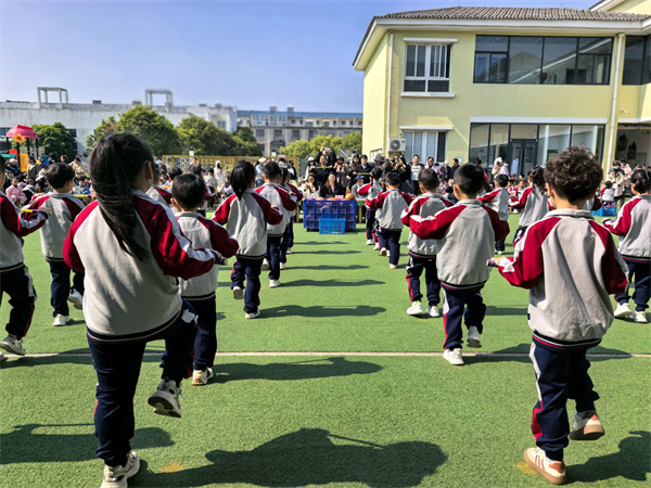 盱眙县马坝镇中心幼儿园开展“活力器械操 萌娃展风采”器械操展示活动
