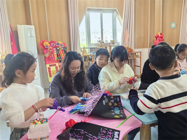 盱眙县马坝镇中心幼儿园开展“巧手寄温情 感恩慈母心”亲子感恩活动