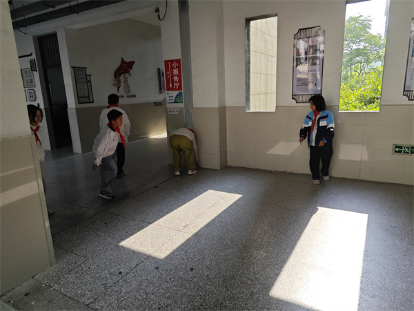 弯腰践行文明 榜样引领风尚——盱眙县五墩实验小学开展“弯腰行动”表彰颁奖活动