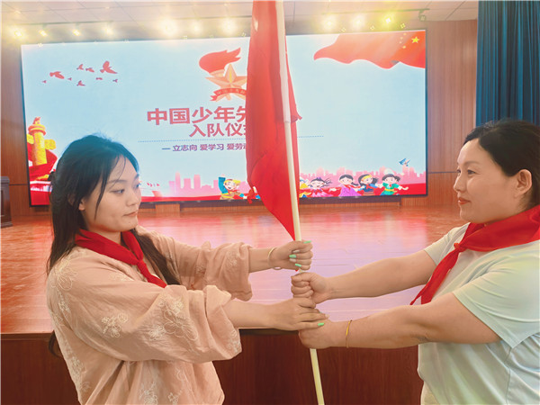领巾飘扬心向党 争做时代好少年 ——盱眙县管镇中心小学举行少先队新队员