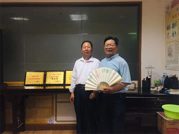 书画家戎宏全向故乡友人赠送绢丝画作品