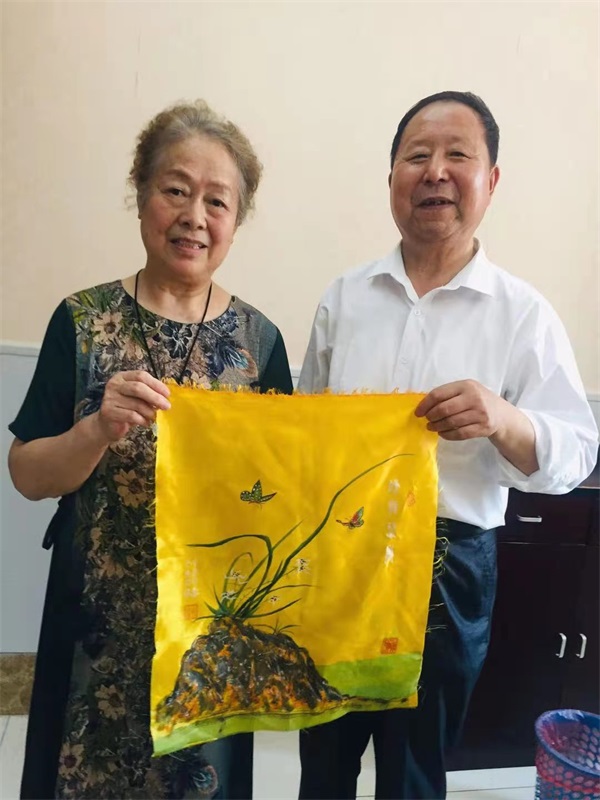 书画家戎宏全向故乡友人赠送绢丝画作品