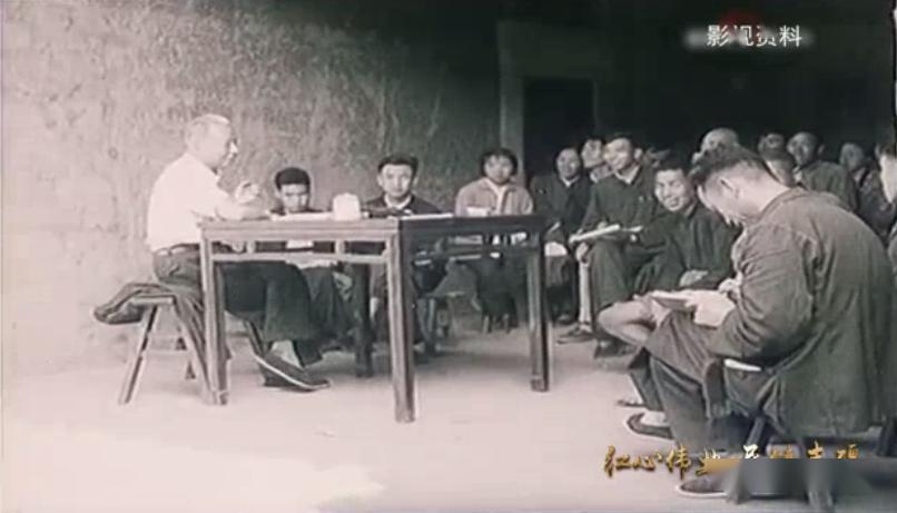 我向铜像三鞠躬