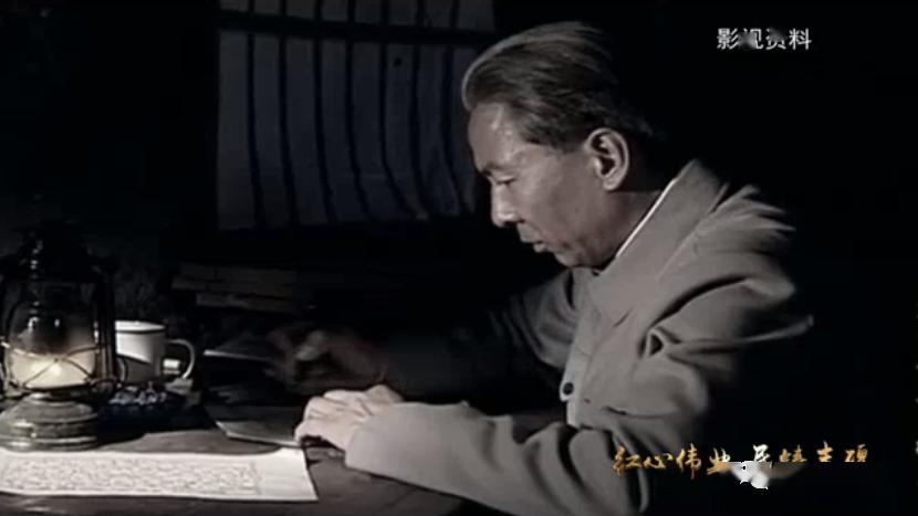 我向铜像三鞠躬