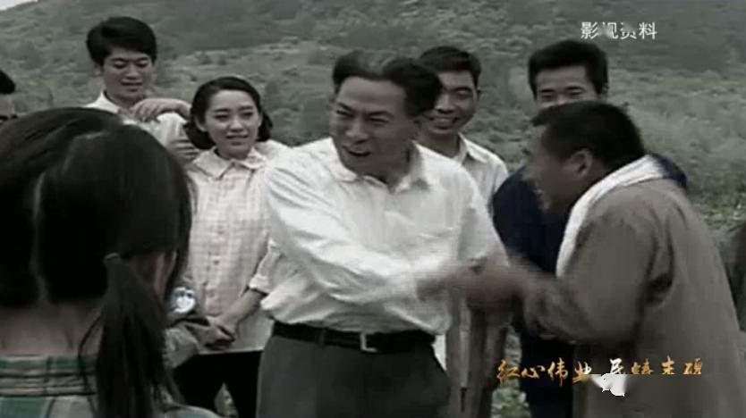 我向铜像三鞠躬